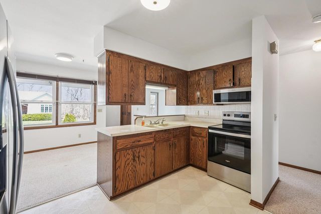 1833 Hilltop DRIVE, West Bend, WI 53095