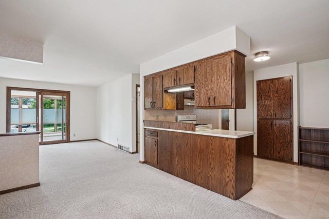 1833 Hilltop DRIVE, West Bend, WI 53095