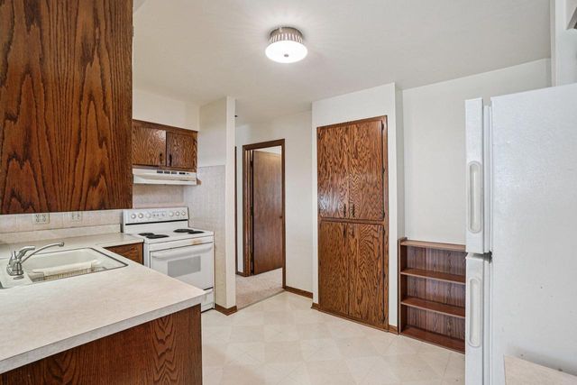 1833 Hilltop DRIVE, West Bend, WI 53095