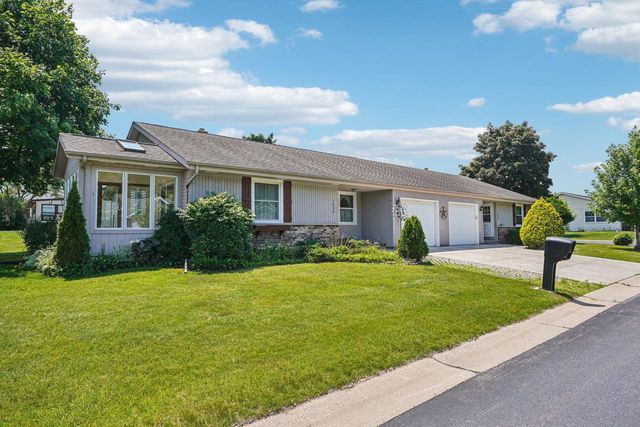 1833 Hilltop DRIVE, West Bend, WI 53095