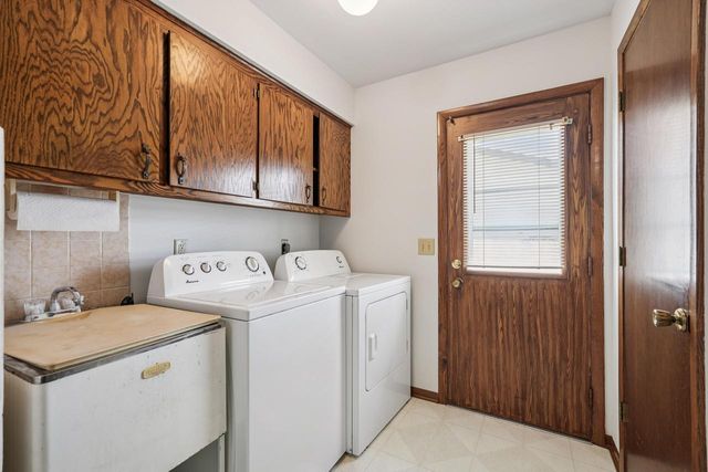 1833 Hilltop DRIVE, West Bend, WI 53095