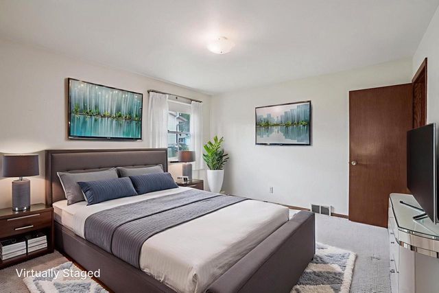 1833 Hilltop DRIVE, West Bend, WI 53095
