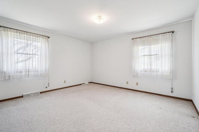 1833 Hilltop DRIVE, West Bend, WI 53095
