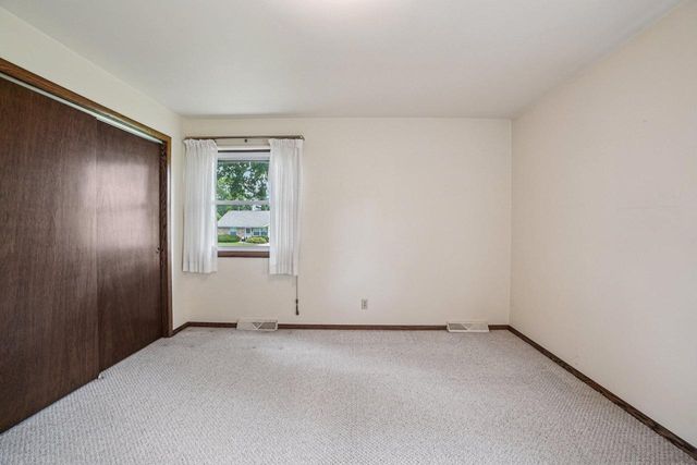 1833 Hilltop DRIVE, West Bend, WI 53095