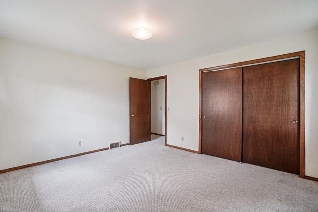 1833 Hilltop DRIVE, West Bend, WI 53095