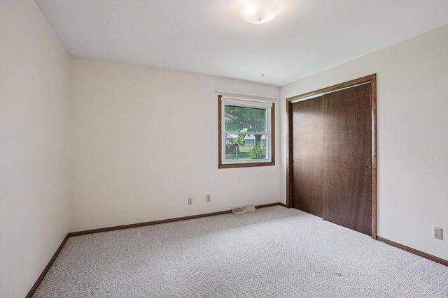 1833 Hilltop DRIVE, West Bend, WI 53095