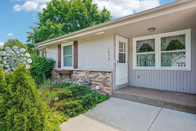1833 Hilltop DRIVE, West Bend, WI 53095