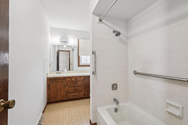 1833 Hilltop DRIVE, West Bend, WI 53095