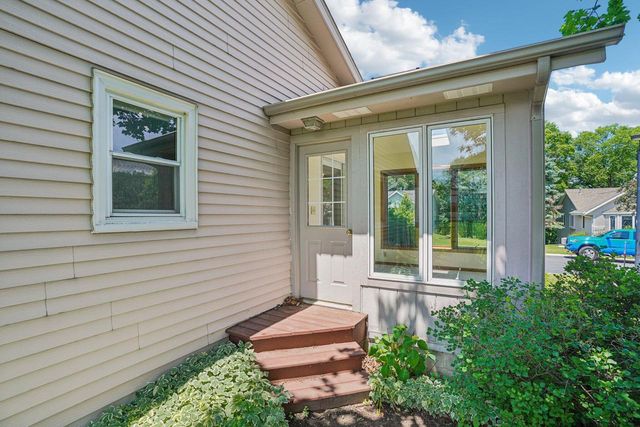 1833 Hilltop DRIVE, West Bend, WI 53095