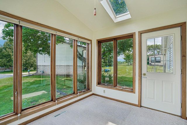 1833 Hilltop DRIVE, West Bend, WI 53095