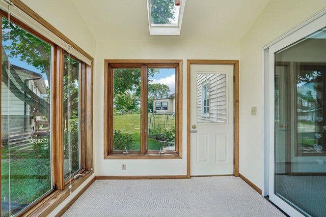 1833 Hilltop DRIVE, West Bend, WI 53095