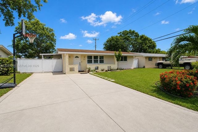 7611 NW 15th Ct, Pembroke Pines, FL 33024