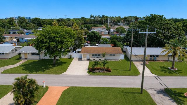 7611 NW 15th Ct, Pembroke Pines, FL 33024
