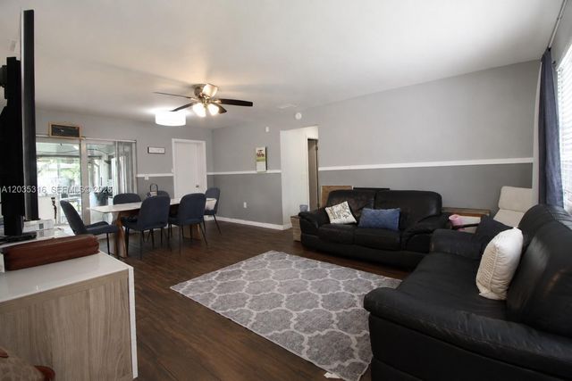 7611 NW 15th Ct, Pembroke Pines, FL 33024