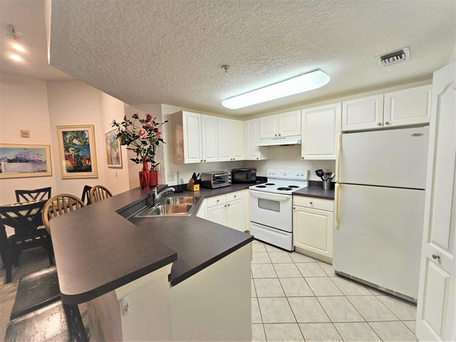 5050 Fairways Circle 301, Vero Beach, FL 32967