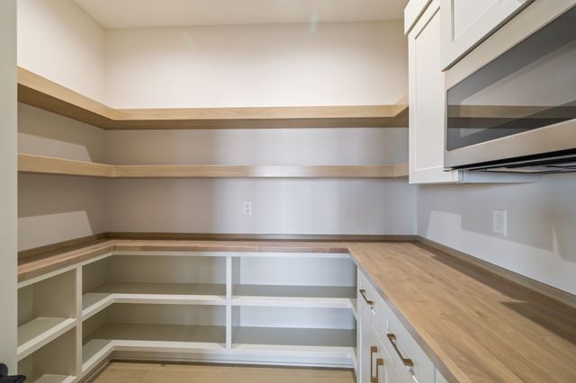 17211 Brookview Drive, Urbandale, IA 50263