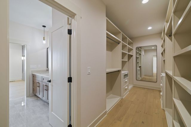 17211 Brookview Drive, Urbandale, IA 50263