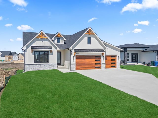 17211 Brookview Drive, Urbandale, IA 50263