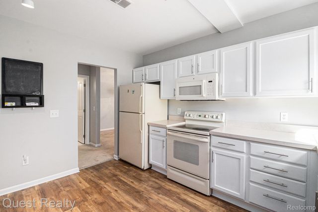 20082 Rodeo Court 8, Southfield, MI 48075