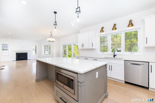 173 Willow Creek Lane, Southington, CT 06489