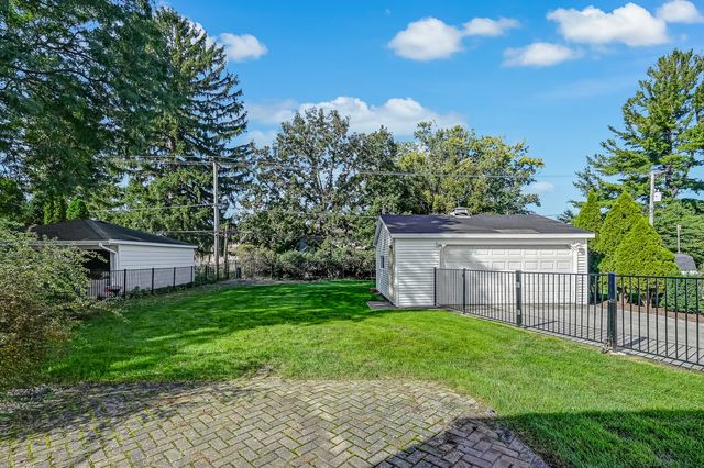 18 Oxford Avenue, Clarendon Hills, IL 60514