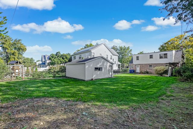 18 Oxford Avenue, Clarendon Hills, IL 60514