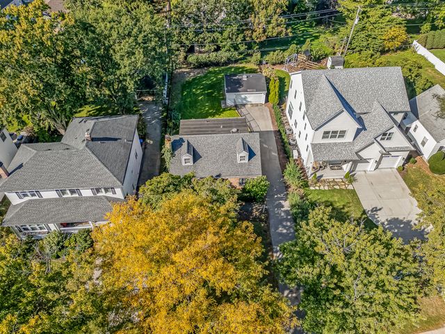 18 Oxford Avenue, Clarendon Hills, IL 60514