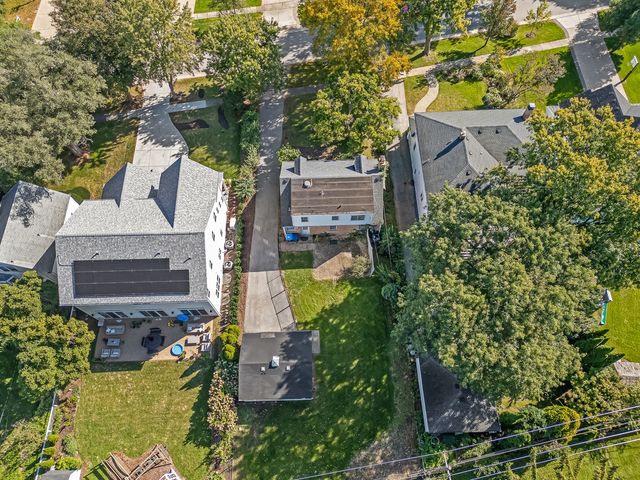 18 Oxford Avenue, Clarendon Hills, IL 60514