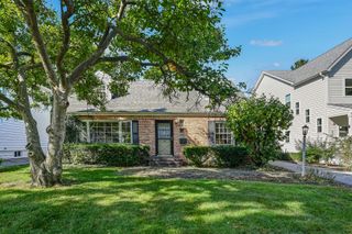 18 Oxford Avenue, Clarendon Hills, IL 60514