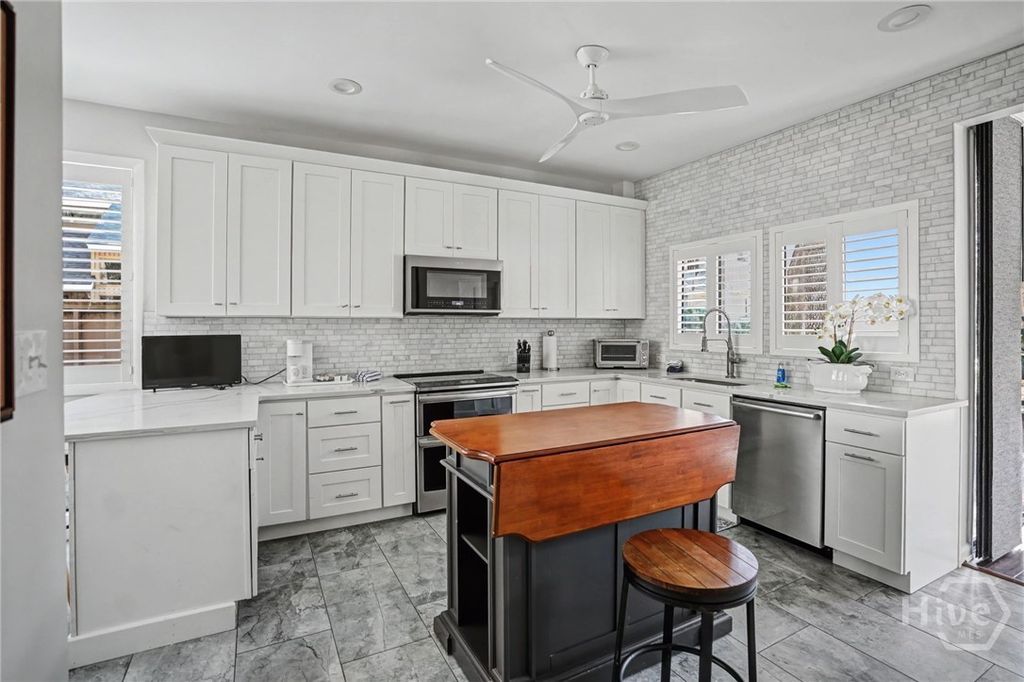 Image 11 of property listing at 10 Dame Kathryn Drive, Savannah, GA 31411