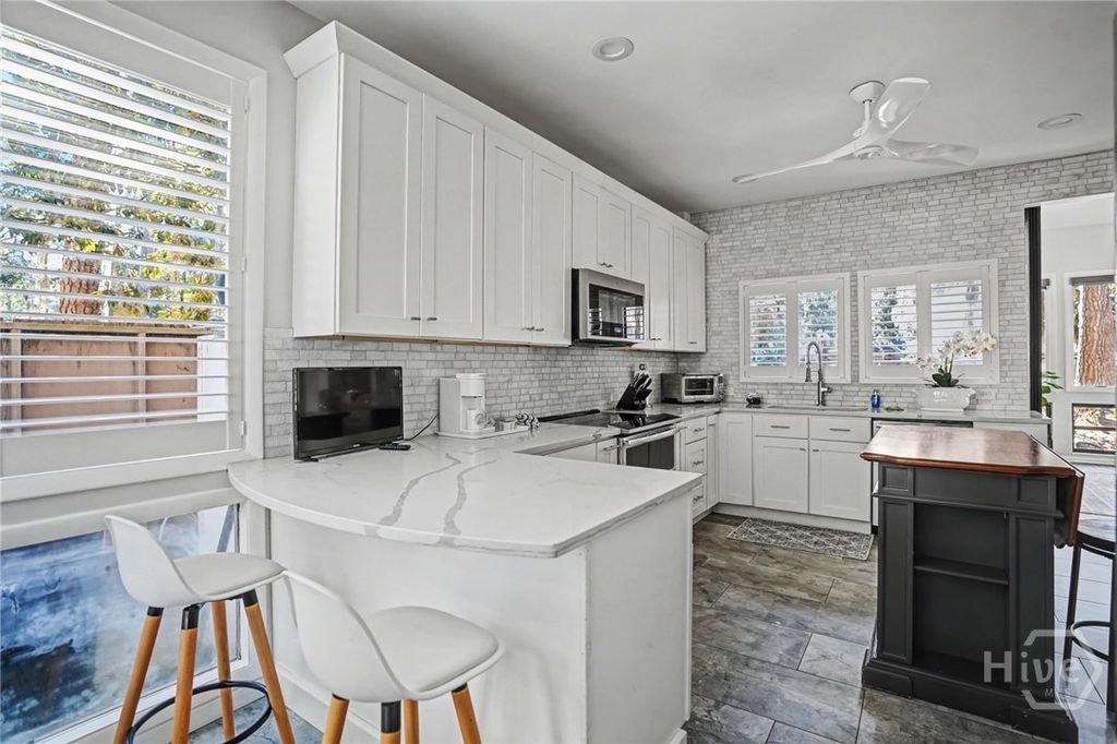 Image 12 of property listing at 10 Dame Kathryn Drive, Savannah, GA 31411