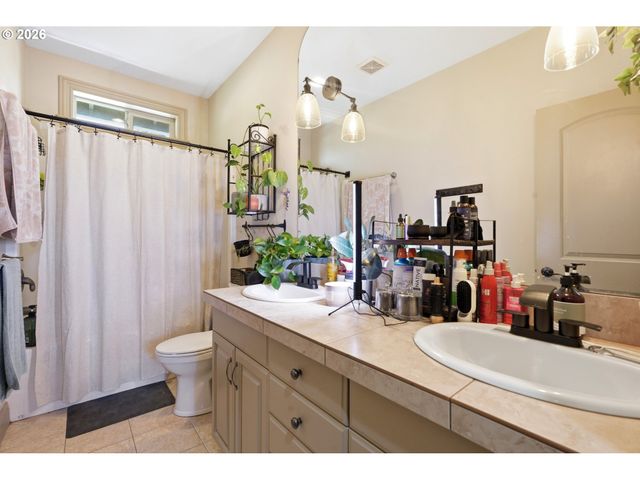 1935 E FORBES Ct, La Center, WA 98629