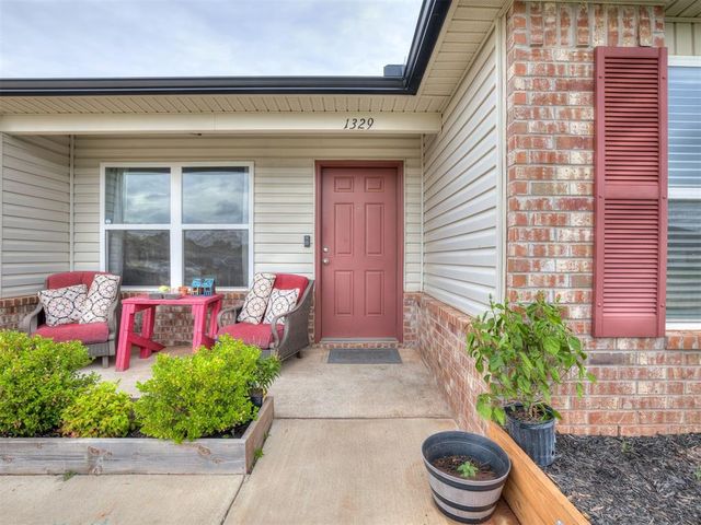 1329 S Rae Drive, Mustang, OK 73064