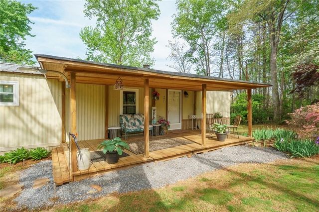 4021 26th Street Court NE, Hickory, NC 28601