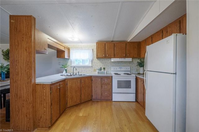 4021 26th Street Court NE, Hickory, NC 28601