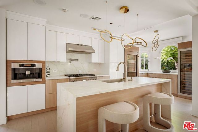 9000 Dorrington Avenue, West Hollywood, CA 90048