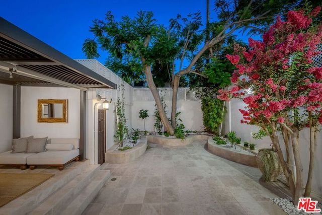 9000 Dorrington Avenue, West Hollywood, CA 90048
