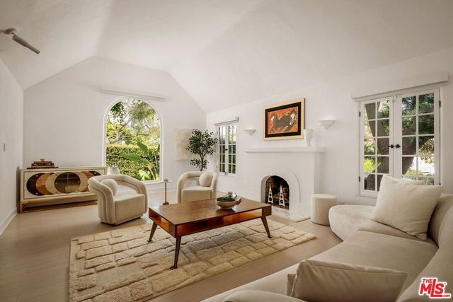 9000 Dorrington Avenue, West Hollywood, CA 90048