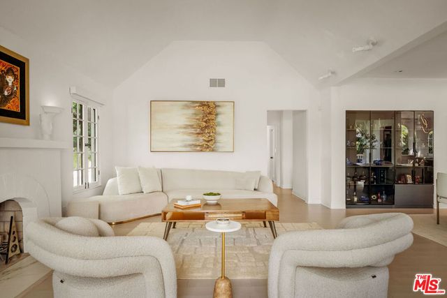 9000 Dorrington Avenue, West Hollywood, CA 90048