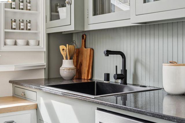 5360 LOCKSLEY Ave, Oakland, CA 94618