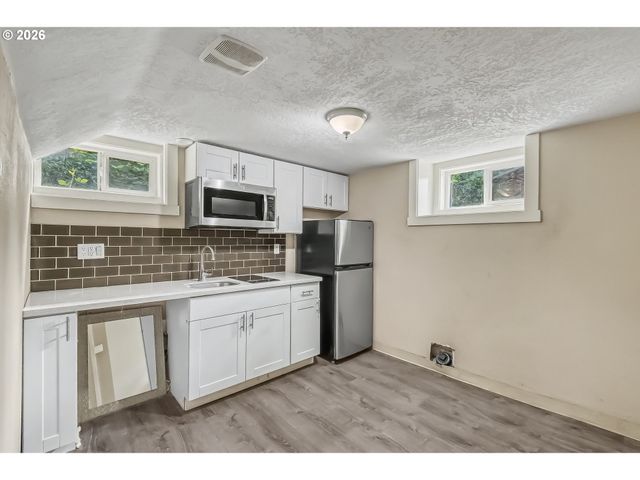 3801 Ne 82ND Ave, Portland, OR 97220