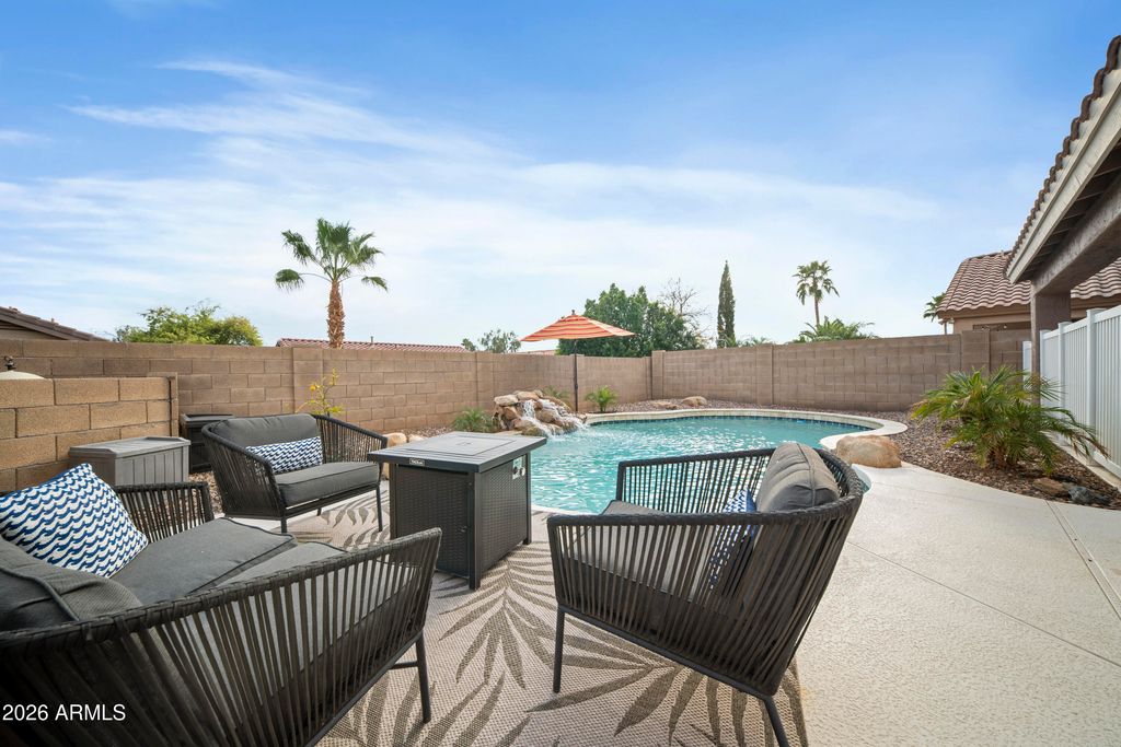 Image 12 of property listing at 1725 W MUIRWOOD Drive, Phoenix, AZ 85045