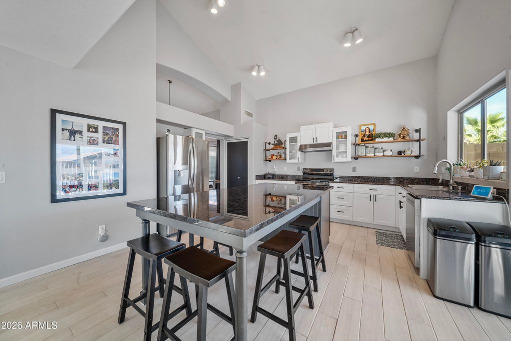 Image 3 of property listing at 1725 W MUIRWOOD Drive, Phoenix, AZ 85045