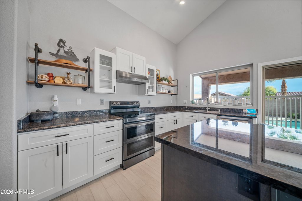 Image 5 of property listing at 1725 W MUIRWOOD Drive, Phoenix, AZ 85045