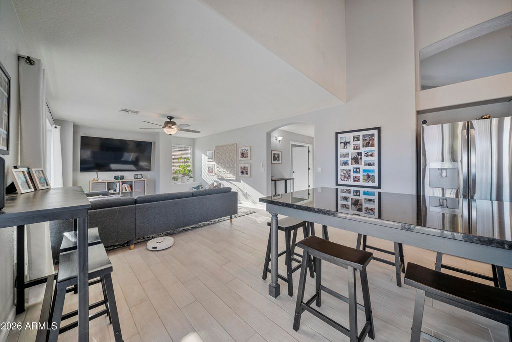 Image 7 of property listing at 1725 W MUIRWOOD Drive, Phoenix, AZ 85045