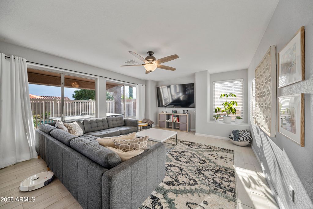 Image 8 of property listing at 1725 W MUIRWOOD Drive, Phoenix, AZ 85045