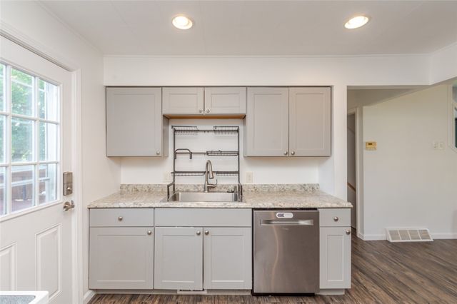 2014 W Bataan Drive, Kettering, OH 45420