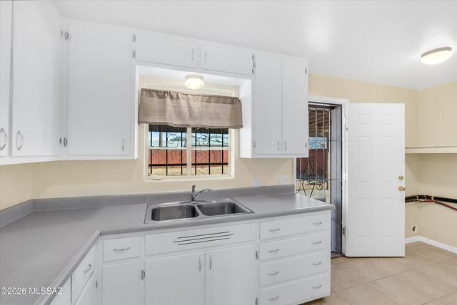 945 E Prince Road, Tucson, AZ 85719