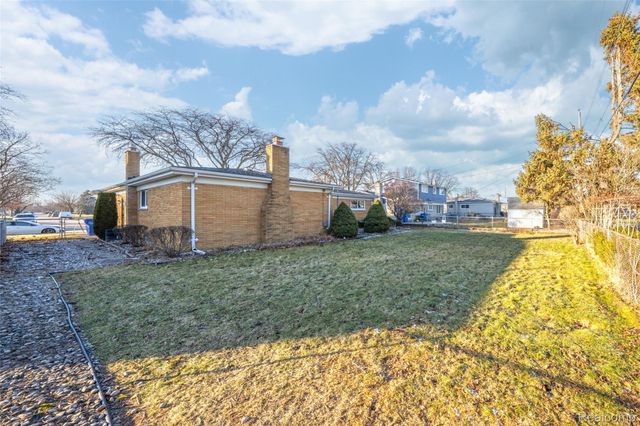 30802 Dell Lane, Warren, MI 48092