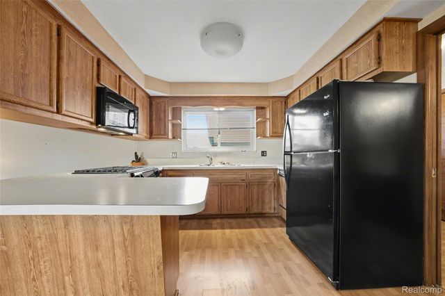 30802 Dell Lane, Warren, MI 48092